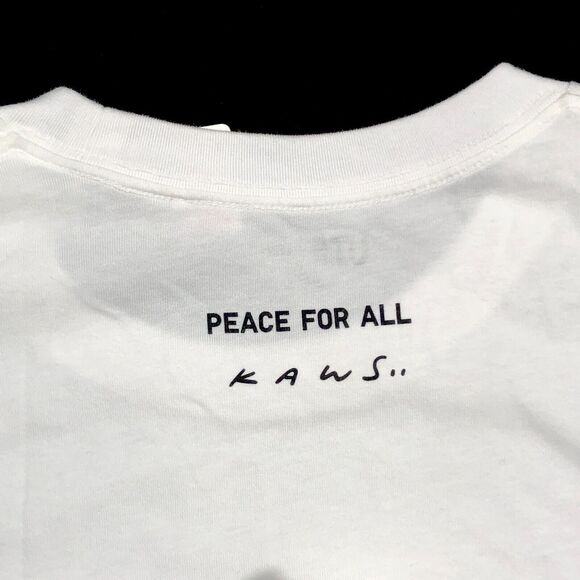 FW23 KAWS Uniqlo Peace For All Globe Hands Earth White Tee XXL B14 - Picture 5 of 5